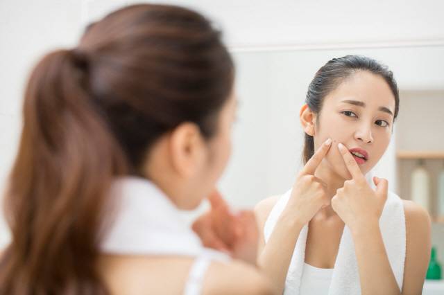 여드름 피부는 피부자극이 적인 클렌징 제품으로 세안하고, 유분기가 적은 화장품을 사용해야 한다. /클립아트코리아