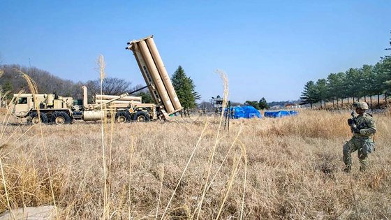 미국 육군의 제2 보병사단 소속 병사가 지난 3월 19일 고고도미사일방어(THAAD·사드) 체계 발사대 주변에서 경비를 서고 있다. 이 발사는 지난 3월 15일 경북 성주의 사드 기지 밖으로 나와 23일까지 외부에 전개됐다. 사진 미 국방부