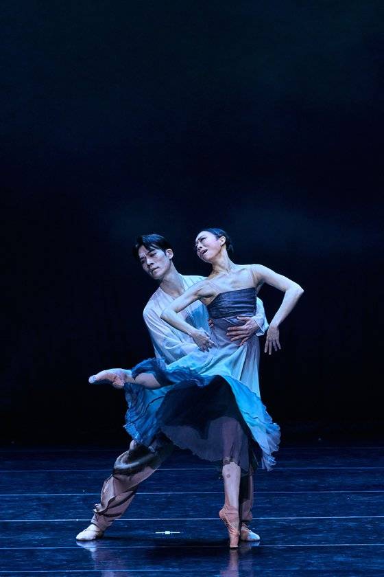 유니버설 발레단 수석 무용수인 강미선(오른쪽)이 동료 이현준 수석무용수와 함께 '미리내길'을 공연 중인 모습. '미리내길'은 남편을 잃은 아내의 마음을 한국적인 감성으로 풀어낸 유니버설 발레단의 창작 작품이다. 사진 유니버설발레단