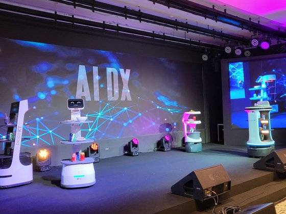 21일 KT가 기자간담회를 열고 로봇 사업 전략 등을 발표했다. 서로 다른 제조사의 로봇들이 유기적으로 움직이는 모습. 권유진 기자