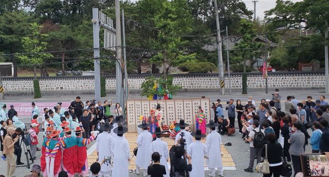 ▲ 지난 20일 강릉단오제 주신을 남대천 단오장으로 모시는 영신행차의 하나인 치제(致祭)가 단오제 개최 사상 처음으로 경방댁 맞은편 공간에서 노제 형식으로 펼쳐졌다.