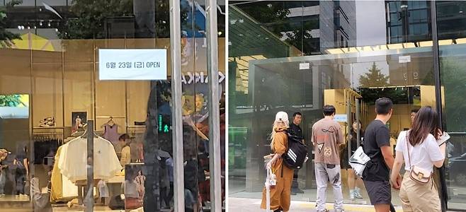 오는 23일 문을 여는 '조던 월드 오브 플라이트 서울 홍대’ 앞에 매장을 구경하려는 이들이 벌써부터 모였다. 사진=안혜원 기자