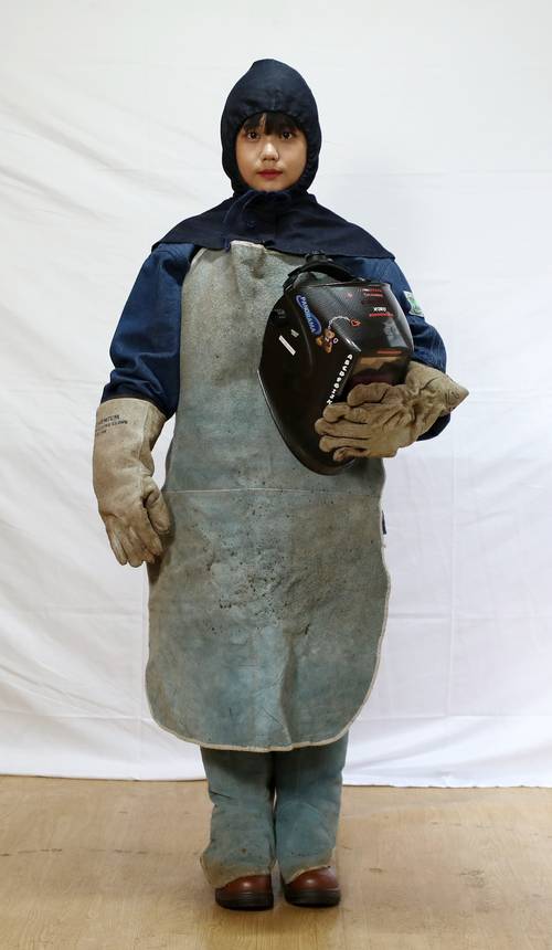 키가 152㎝인 소민정씨는 용접 작업복과 안전 장비를 모두 착용하면 마치 담요에 둘러싸인 것처럼 보인다. 몸에 맞지 않고 계속 흘러내리는 옷은 작업에 방해가 될 뿐 아니라 기계에 빨려들어가 크게 다칠 우려도 있다. 여수|권도현 기자