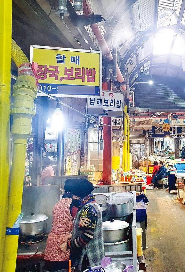 경상남도 밀양시 내일동 밀양아리랑시장 보리밥골목 전경.