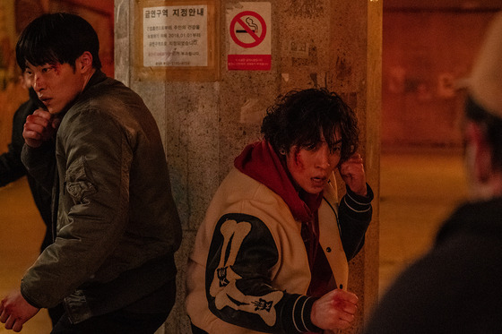 Actors Woo Do-hwan, left, as Geon-woo, and Lee Sang-yi as Woo-jin, in the Netflix series ″Bloodhounds″ [NETFLIX]