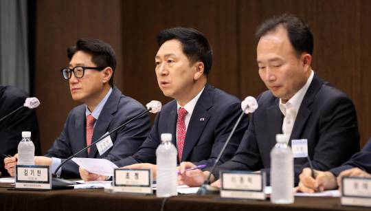 김기현 국민의힘 대표가 21일 서울 중구 은행회관에서 열린 한국신문방송편집인협회 주최 토론회에서 기조발언을 하고 있다. 뉴시스