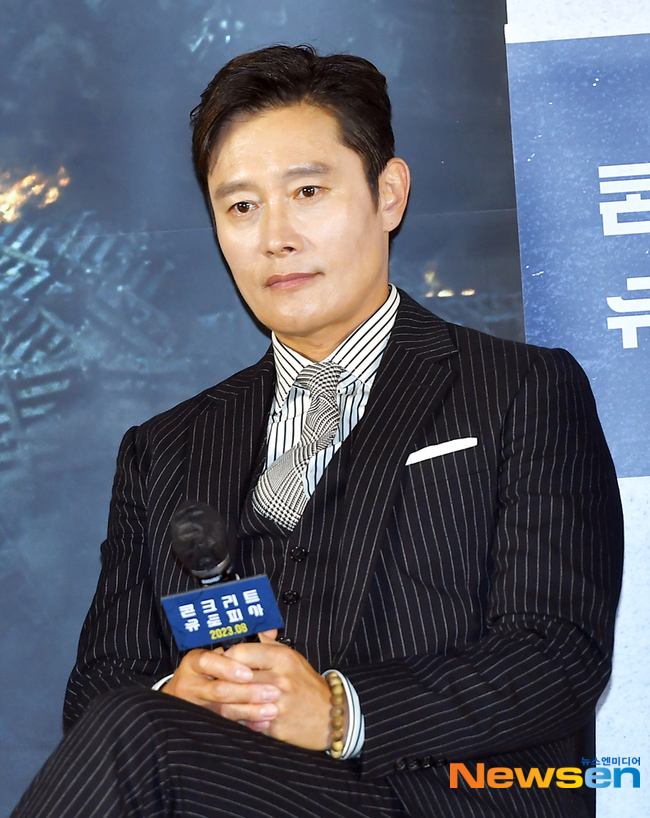 While Park Seo-joon is making a screen comeback this summer with Concrete Utopia, he said that it is difficult to open because of his privacy.Movie Concrete Utopia (director Um Tae-hwa) Production briefing session was held on June 21 at the entrance of Lotte Cinema in Seoul Gwangjin-gu.Director Um Tae-hwa and Lee Byung-hun, Park Seo-joon, Park Bo-young, Kim Sun-young, Park Ji-hoo and Kim Do-yoon attended.Movie Concrete Utopia, which will be released in August, is a disaster drama depicting the story of Seoul, which has been ruined by a major earthquake, and the only remaining Imperial Palace Apartment where survivors gather.The story that unfolds in the only apartment that has not collapsed in the ruined Seoul is synergistic with the high-quality productions that vividly portray the actors who painted the detailed feelings of the survivors and the aftermath of the disaster, and it is expected to give an overwhelming immersion feeling.Um Tae-hwa, director of the film, said, I will release a new film in seven years after the movie Hidden Time released in 2016, and added, I feel new that the background is Apartment.If you are a Korean, Apartment is a familiar and familiar space, and I have adapted the story to think about what will happen in a familiar space in extreme circumstances. On this day, the cast members gathered their mouths and said, I wanted to act with Lee Byung-hun.Park Seo-joon said, I wanted to see Um Tae-hwa too much, and I was a fan of Lee Byung-hun, so I really wanted to work together.I did not come to propose to me, but I strongly appealed to my desire to appear, and Um Tae-hwa accepted it. In addition, Park Seo-joon commented on Lee Byung-huns breathing, I was impressed with the flexibility of one cut. It was exciting to go to the filming site just by watching from the side.I did not often have Spin-off with my seniors, so it was a better experience. Park Bo-young also said, Lee Byung-hun had a strange sound in his fingerprints, but I remember the moment he showed me an unimaginable Acting. Even when I had to act in anger, I sat down and joked with him until a while ago, I thought I had changed my eyes.It was not that eye that I saw 10 seconds ago, but when I saw the changing eyes, I said, Is that what an actor is like?On the other hand, Park Seo-joon said on the 20th, the day before the production briefing session, about the singer and YouTuber Sousse (xooos) with 1.54 million subscribers and the romance rumor, I learned late that there was such an article because of the filming.Park Seo-joon said, I felt that I was getting a lot of attention. I am grateful for the interest, he said. It is difficult to say because I feel a lot of pressure to open my private life.I hope you will be interested in the movie because it is the official first schedule of Concrete Utopia today. Concrete Utopia will be released in August./ Lee Jae-ha