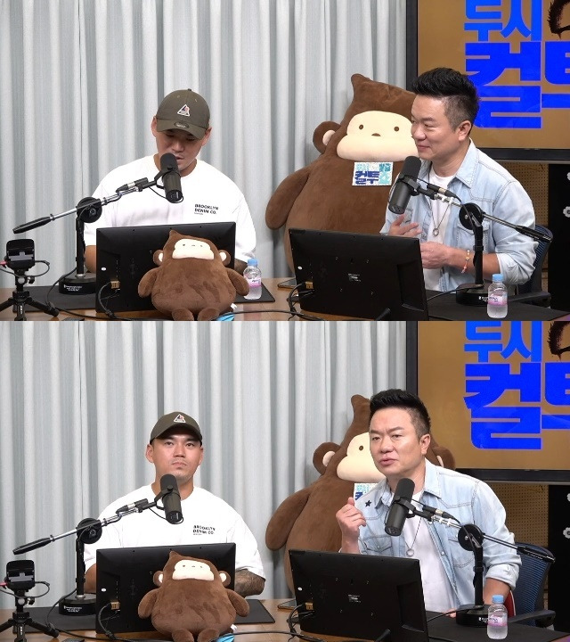 Comedian Kim Tae-kyun consoled and cheered on the audience battling breast cancer.SBS Power FMs Doosan Escape TV Cultwo Show (hereinafter referred to as TV Cultwo Show), which aired on June 21, told the story of an audience struggling with breast cancer.During the interview, the audience said, One day, suddenly, I was diagnosed with breast cancer like a drama.In response, Kim Tae-kyun said, Sickness suddenly comes without warning. I wonder why an unwelcome illness would come to me, but when I see you on TV Cultwo Show, I feel like youre trying to overcome it.Then, the audience said, It looks bright, she said, referring to the current situation.Im trying to do that, the audience said. I came with my mother, a breast cancer patient, and a pediatric cancer guardian.Kim Tae-kyun consoled the audience by saying, I hope all the lumps of cancer go away. I dont know why theyre coming. Its annoying.The audience, who married and had two beautiful daughters, said, I hope that the patients who are suffering from many illnesses in the world, Guardians, do not give up and fight to the end.