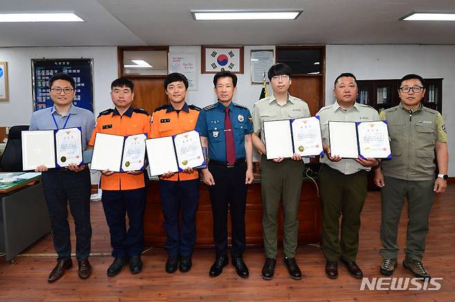 [남해=뉴시스] 차용현 기자 = 경남 남해경찰서 김용관 서장이 21일 오전 최근 남해 금산에서 실종된 A(32)씨를 무사히 구조할 수 있도록 협조한 유공자들에 대해 감사장을 수여하고 기념촬영을 하고 있다. 2023.06.21. con@newsis.com