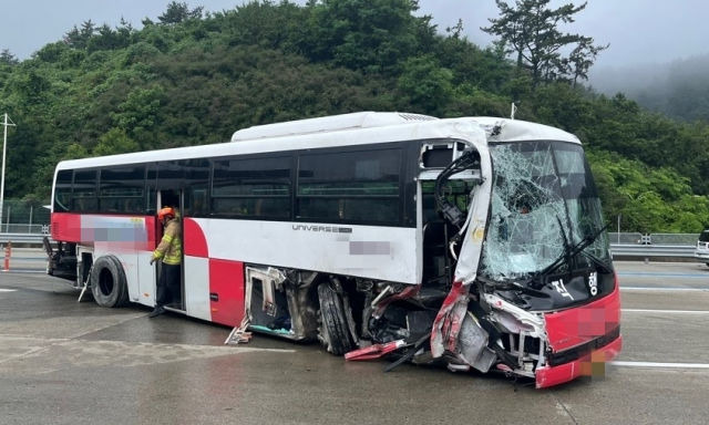 [거제=뉴시스] 신정철 기자= 21일 오전 10시 50분께 거제시 장목면 송진포리 거가대로 부산 방향 요금소에 진입하던 거제~부산 시내직행좌석버스(2000번)가 차로를 구분하는 연석을 충돌해 승객 7명이 다쳤다.사진은 2000번 사고 버스 모습(사진=거제소방서 제공).2023.06.21. photo@newsis.com *재판매 및 DB 금지