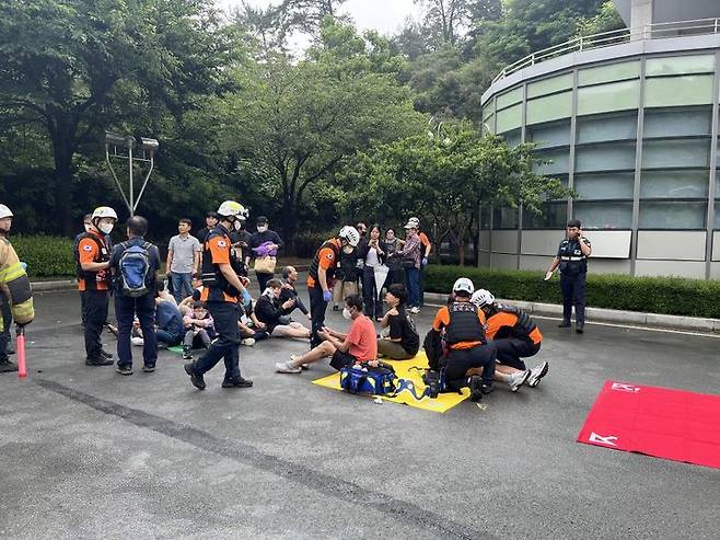 [거제=뉴시스] 신정철 기자= 21일 오전 10시 50분께 경남 거제시 장목면 송진포리 거가대로 부산 방향 요금소에 진입하던 거제~부산 시내직행좌석버스(2000번)가 차로를 구분하는 연석을 충돌했다. 이 사고로 승객 7명이 다쳐 구조대원들이 응급치료를 하고 있다.(사진=거제소방서 제공).2023.06.21. photo@newsis.com *재판매 및 DB 금지