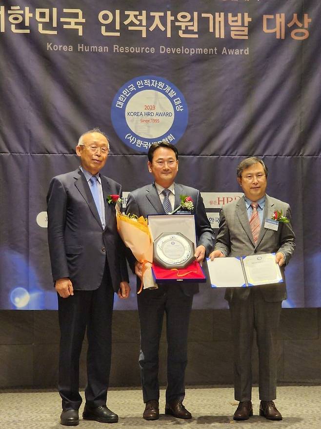 [대전=뉴시스] 한국타이어가 '2023 대한민국 인적자원개발 종합대상'시상식서 민간분야 대상을 수상했다. 왼쪽부터 행복나눔125 손욱 명예회장, 한국타이어 김종윤 HR부문장, 한국HRD협회 엄준하 회장. *재판매 및 DB 금지