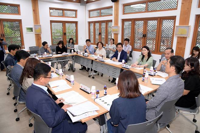 [광주=뉴시스] 문영훈 광주시 행정부시장이 21일 오후 남구 양림문화샘터에서 열린 테마마을 관리방안 대책회의에 참석, 자치구별 특색있는 테마마을·특화거리 관리방안을 참석자들과 논의하고 있다. (사진 = 광주시 제공) *재판매 및 DB 금지