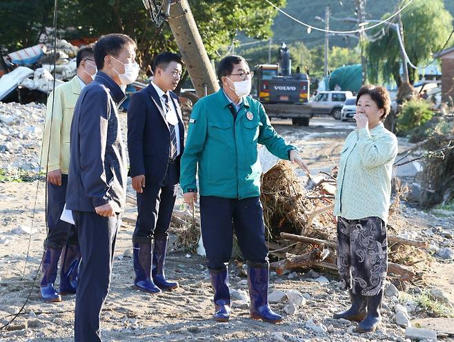 주낙영 경주시장이 태풍피해 현장을 찾아 점검하고 이재민들을 위로하고 있다. 경주시 제공