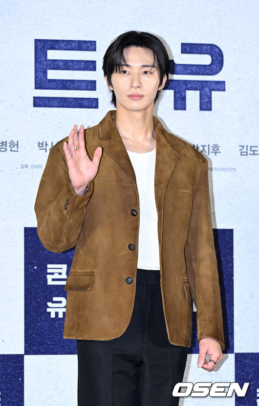 Actor Park Seo-joon appeared in public the day after the romance rumor with Sousse and said, It was a very burdensome place, but it was the best choice and wise action.On the morning of May 21, the production report of the movie concrete Utopia was held at the entrance of the Seoul Lotte Mart Cinema Counter.Um Tae-hwa, Lee Byung-hun, Park Seo-joon, Park Bo-young, Kim Sun-Young, Park Ji-hoo and Kim Do-yoon attended the ceremony.On the eve of the meeting, Park Seo-joons romance rumor broke out, unintentionally becoming a hot scene, and a lot of reporters gathered.On the 20th, it was reported that Park Seo-joon (34) and singer and YouTuber Sousse (28) were dating, and according to reports, Park Seo-joon was close enough to introduce Sousse to his best friends.In the online community, photos taken by two people with their acquaintances spread quickly, adding that they enjoy small dates while enjoying hobbies and exercises like any other couple.Park Seo-joons agency, Awesome Entity, said, I would like to ask Liang Kai that it is difficult to confirm the contents of Park Seo-joons romance rumor because it is a personal life.Sousses agency, WAVY, said, Its hard to check because its a personal life.Before the production report of the movie or the drama, the production presentation, etc., the main actor romance rumor, the incident accident, etc.Usually, before the start of the event, I often use Re-Ment to inform me that I would like you to refrain from questions related to your work.Thats because theyre worried that all the attention will be focused on a particular actor, especially if the issue is negative.Sometimes, even if a question comes out, you do not answer it. If you avoid answering it intentionally, it may be counterproductive.On this day, concrete Utopia was consistently cheerful, and there was no Re-Ment to save Liang Kai for the question.Park Seo-joon, Park Bo-young, Kim Sun-young, etc., poured out a testimony that they admired Lee Byung-huns acting, and Lee Byung-hun responded pleasantly, saying, At this point,At the very last moment, Park Seo-joon was asked about the romance rumor. Park Seo-joon also gave a neat answer as expected.If he intentionally turned away or avoided the answer, he might have become a superfluous person, and his actions seem to have increased speculation.Park Seo-joon said, I got to know the news late yesterday.The first thought I had because of the work Im filming (Kyungsung Creature Season 2) was, I think Im getting a lot of attention, and Im very grateful for the interest.However, I personally feel burdened to open Personal Life.(Romance rumor with Sousse) is a personal matter, so it is difficult to say anything special.  (Today) is the official first schedule of concrete Utopia, so I would like you to pay great attention to this movie. Park Seo-joon frankly said, Its a burden to open it as Personal Life.At the same time, I did not forget to mention concrete Utopia as it was the official schedule of works that dozens and hundreds of people worked on. It was the best answer Park Seo-joon could do.On the other hand, concrete Utopia (director Um Tae-hwa, production Climax studio, co-production BH entertainment, distribution Lotte Mart entertainment) is Seoul, which has been ruined by the great earthquake, It is a disaster drama depicting the story that begins.It was newly adapted based on the second part of the popular webtoon Pleasant Bullying by Kim Sung-hee, who had been popular since the serialization in 2014, and Um Tae-hwa returned after seven years after finishing The Time of Obscurity (2016).Hell, D.P. It is a new work by Climax Studios, a production company that has created a unique world view, and has been sold to 152 countries around the world. It is scheduled to open in August.