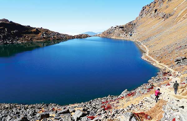 시바신이 만들었다는 신성한 호수 고사인 쿤드. 힌두교와 불교도 모두에게 신성한 곳이다.