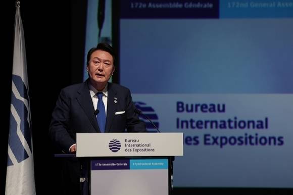 윤석열 대통령이 20일(현지시간) 파리 이시레물리노에서 열린 제172차 국제박람회기구(BIE) 총회에서 진행된 2030 세계박람회 경쟁 프레젠테이션(PT)에서 부산엑스포 유치를 위한 영어 연설을 하고 있다. 뉴시스