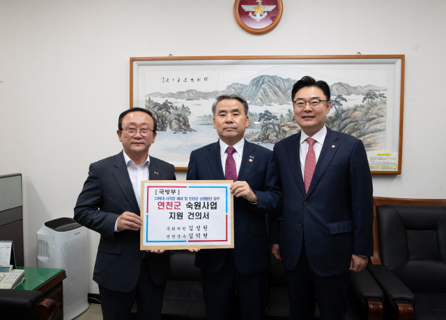 좌측부터 김덕현 연천군수와 이종섭 국방부 장관, 김성원 국민의힘 의원. 사진 제공=연천군