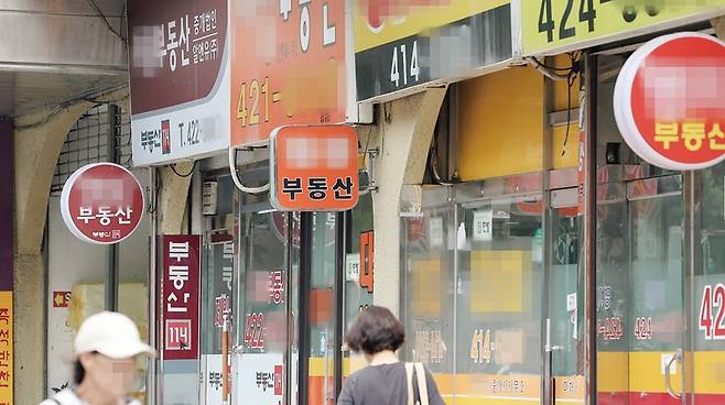 공인중개사의 부정행위를 막고 처벌을 강화하는 법이 3개월 만에 통과됐다.[사진=뉴시스]