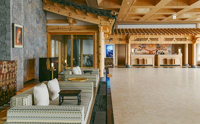 한옥을 담은 JW 메리어트 제주의 로비