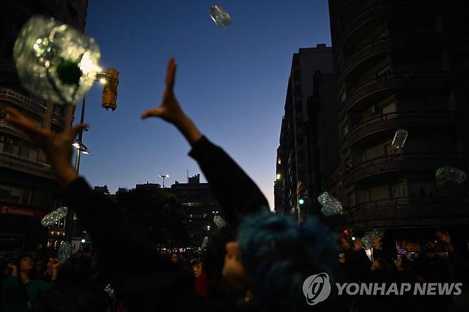 지난달 우루과이 몬테비데오에서 물 부족에 항의하며 시위하는 주민 [AFP 연합뉴스 자료사진. 재판매 및 DB 금지]