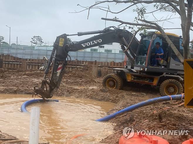 나주서 상수도관 사고…9천여세대 단수 (나주=연합뉴스) 21일 오전 전남 나주시 삼영동에 매설돼 있던 상수도관 접합부가 이탈하는 사고로 일대 9천여세대가 단수 피해를 겪었다. 사진은 사고 후 조치를 하는 모습. 2023.6.21 [전남 나주시 제공. 재판매 및 DB 금지] iny@yna.co.kr