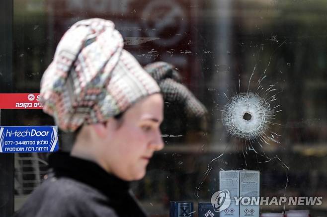 유대인 겨냥 총격테러가 발생한 요르단강 서안 엘리 정착촌 주유소 건물 유리창에 생긴 총탄 자국. [EPA 연합뉴스 자료사진. 재판매 및 DB 금지]