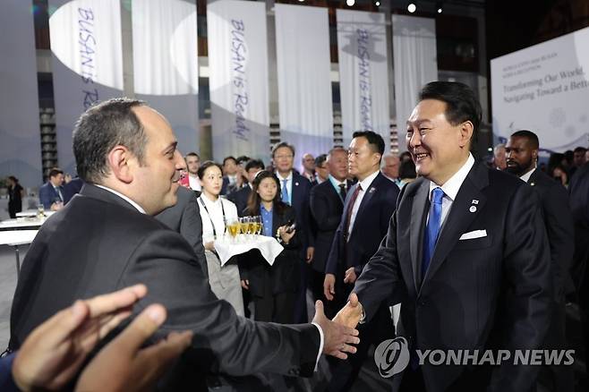 국제박람회기구(BIE) 사무총장과 인사하는 윤석열 대통령 (파리=연합뉴스) 임헌정 기자 = 윤석열 대통령이 21일(현지시간) 프랑스 파리 이시레물리노의 한 스포츠센터에서 열린 2030 부산세계박람회 공식 리셉션에 참석해 디미트리 케르켄테즈 국제박람회기구(BIE) 사무총장과 인사하고 있다. 2023.6.21 [공동취재] kane@yna.co.kr