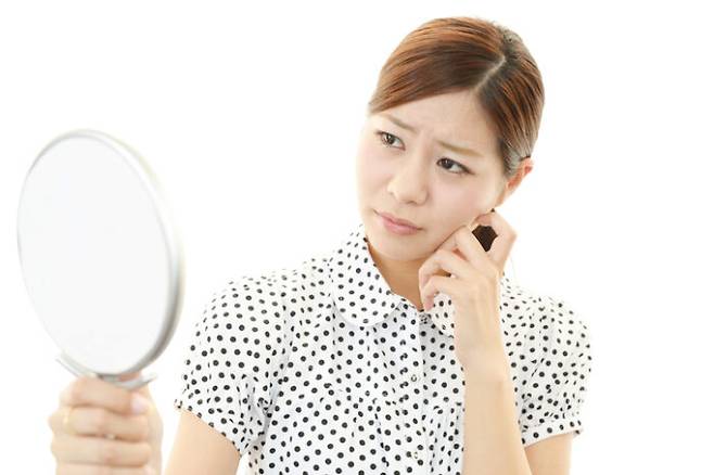 막연히 사진에서 보이는 얼굴이 남이 보는 얼굴이고, 거울에서 보는 얼굴이 내가 보는 얼굴이라 생각하니, 다른 사람이 보는 얼굴에는 비대칭이 더 보인다고 생각한다. [사진=게티이미지뱅크]