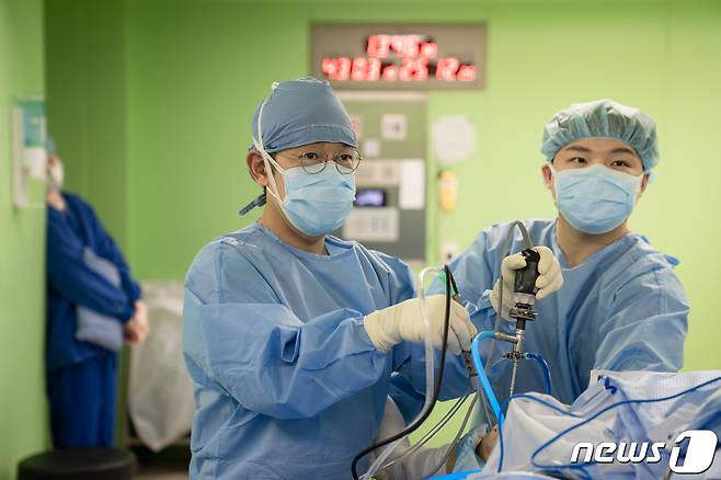 부산부민병원 정형외과 김상우 관절연구소장이 로봇을 이용한 무릎 인공관절 수술을 하고 있다(부산부민병원 제공).