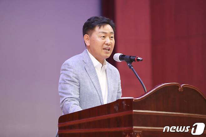 22일 전북도청에서 '6월 소통의 날' 행사가 진행된 가운데 오는 7월 취임 1년을 맞는 김관영 전북지사가 전북도청 직원들에 대한 감사의 마음을 전하고 있다.2023.6.22.(전북도 제공)/뉴스1