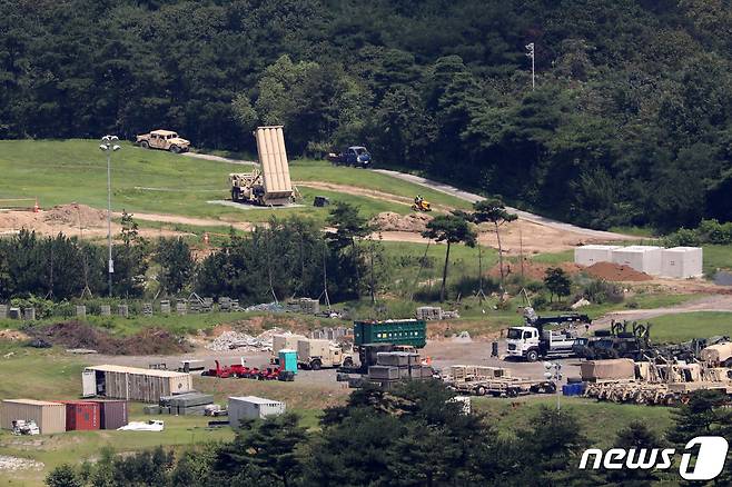 18일 오전 경북 성주군 초전면 소성리 사드(THAAD·고고도 미사일 방어체계) 기지 발사대 주변에 사드 기지 정상화를 앞두고 여러 종류의 차량과 물자가 대기하고 있다. 2022.8.18/뉴스1 ⓒ News1 공정식 기자