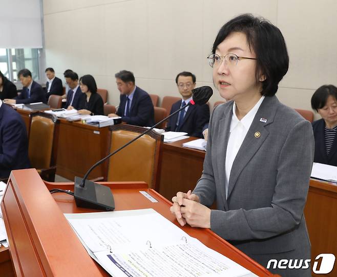 오유경 식약처장이 22일 서울 여의도 국회에서 열린 보건복지위원회 전체회의에서 업무보고를 하고 있다. 2023.6.22/뉴스1 ⓒ News1 송원영 기자