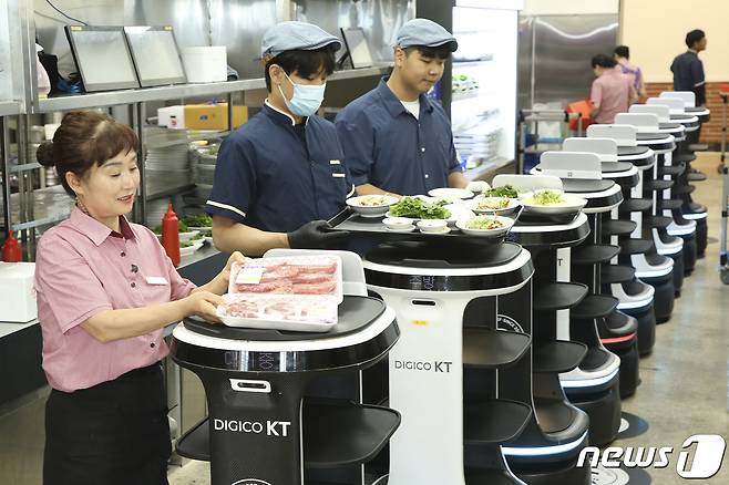 KT는 이날 오전 전북 완주군에 위치한 식당 '모악산 소야'에서 DX 솔루션 현장 설명회를 열고 해당 매장에서 실제 운용되고있는 서빙로봇 16대와 하이오더 90대를 소개했다.(KT 제공)2023.6.22/뉴스1