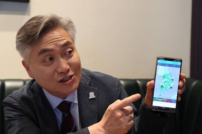 2023년 6월 21일 원자력학회 이슈위원장 정범진 경희대 원자력공학과 교수가 한반도 와 그 주변의 방사능 농도를 나타내 주는 eRAD 앱을 보여주며 조금만 관심을 기울이면 얼마든지 과학적인 방사능관련 정보를 얻을 수 있다고 설명했다./전기병 기자