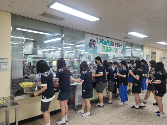 논산시가 지난 21일 관내 초·중·고·특수학교 등 59개 학교 1만 1410여 학생의 면역력을 높이고, 지역 농산물의 우수성을 널리 알리고자 '건강급식데이'를 운영했다. 사진=논산시 제공