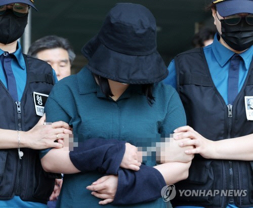 또래 여성을 살해하고 시신을 유기한 혐의를 받는 정유정(23)이 지난 2일 오전 부산 동래경찰서에서 나와 검찰로 송치되고 있다. [부산=연합뉴스]