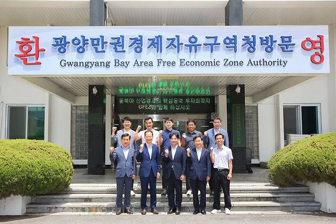 광양만권경제자유구역청은 22일 송상락 청장과 강장진 산업통상자원부 경제자유구역기획단장이 참석한 가운데 광양만권 활성화를 위한 간담회를 가졌다고 밝혔다. 사진은 (앞줄 왼쪽부터)광양경제청 위광환 행정개발본부장과 송상락 청장, 강장진 산업부 경제자유구역기획단장, 정찬균 광양경제청 투자유치본부장이 기념촬영을 하고 있는 모습. 광양만권경제자유구역청 제공