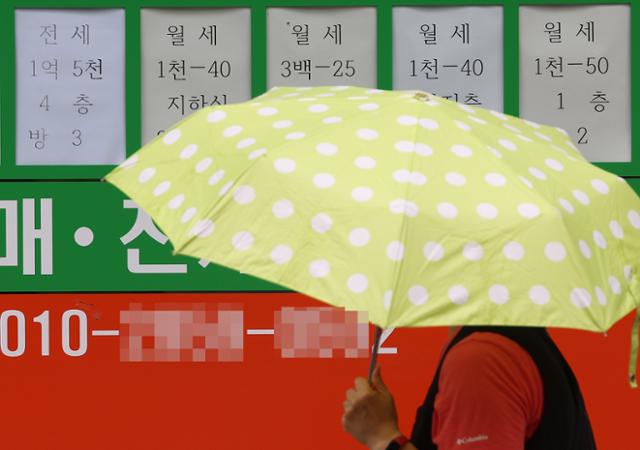 21일 오후 서울의 한 부동산중개업소 앞. 연합뉴스