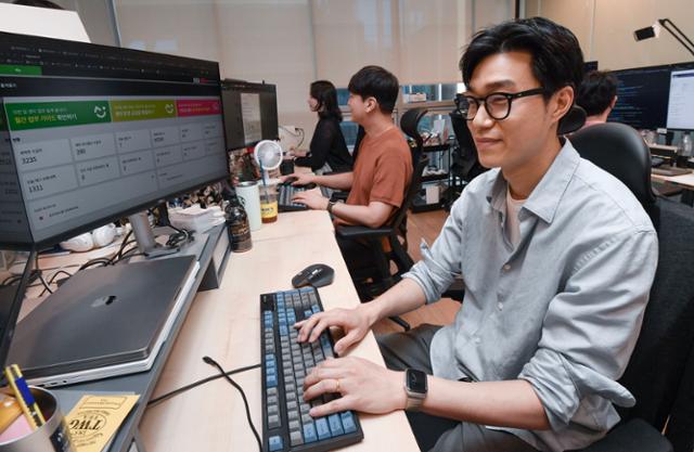 서재민 한국시니어연구소 최고디지털혁신책임자(CDXO)가 지난달 17일 서울 강남구 한국시니어연구소 사무실에서 업무를 하고 있다. 안다은 인턴기자