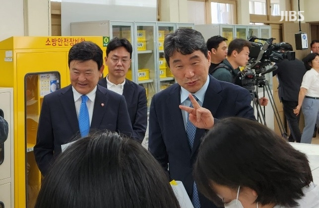 이주호 교육부장관이 오늘(22일) IB 학교인 표선고등학교를 방문한 모습 (사진, 강석창 기자)