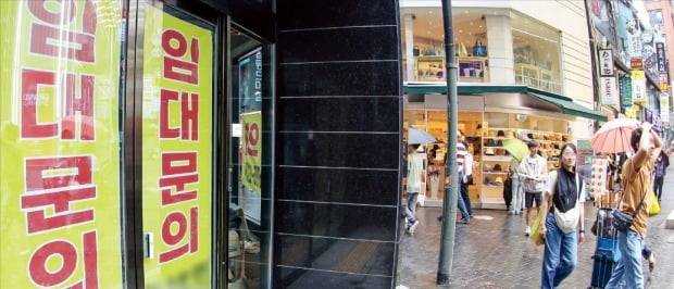 자영업자 대출 잔액이 올해 1분기 1033조7000억원까지 치솟은 것으로 나타났다. 취약 자영업자의 연체위험률은 올해 말 18.5%로 높아질 전망이다. 21일 서울 명동에 있는 빈 상가에 임차인을 구하는 안내문이 붙어 있다.   /최혁 기자