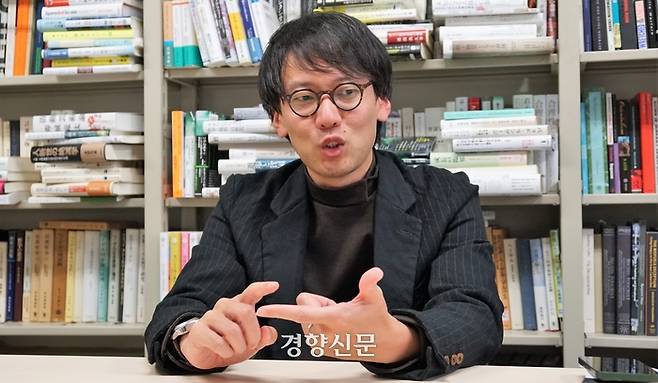 사이토 고헤이 일본 도쿄대 종합문화연구과 교수가 지난달 23일 도쿄대 고마바 캠퍼스 연구실에서 기자와 인터뷰하고 있다. 도쿄 | 이창준 기자