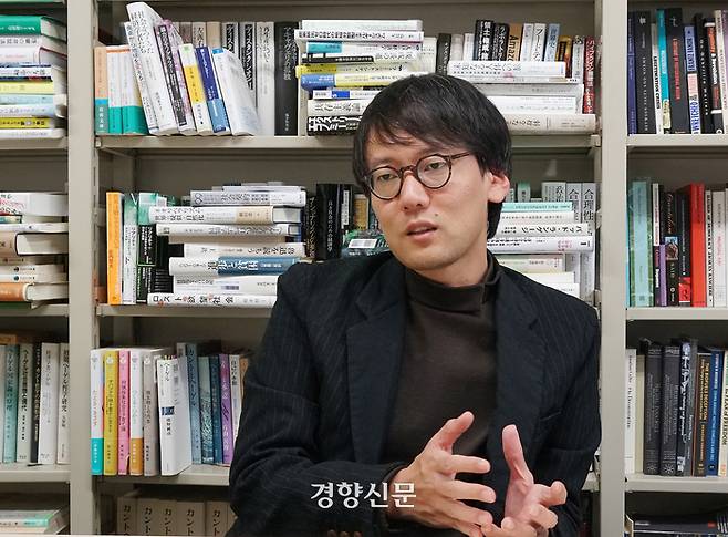 사이토 고헤이 일본 도쿄대 종합문화연구과 교수가 지난달 23일 도쿄대 고마바 캠퍼스 연구실에서 기자와 인터뷰하고 있다. 도쿄 | 이창준 기자