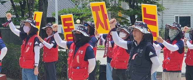 고려시멘트 노조원 50여명이 22일 광주 북구 광주지방고용노동청 앞에서 고려시멘트 장성공장 노동자들에 대한 해고 통보를 철회하라고 촉구하고 있다.