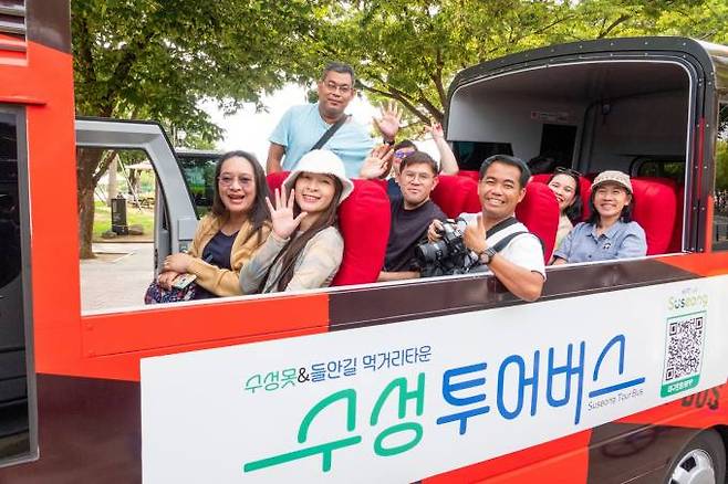 지난 15일 태국 팸투어 참가자들이 수성투어버스 탑승 후 기념촬영을 하고 있다. (수성구 제공) 2023.06.22