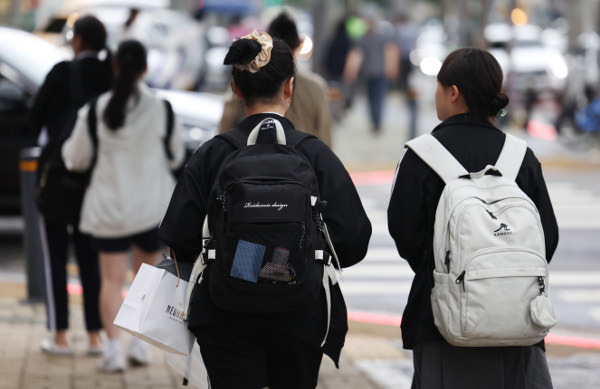 서울 강남구 대치동에서 21일 수업을 마친 학생들이 학원가를 걸어가고 있다. 연합뉴스