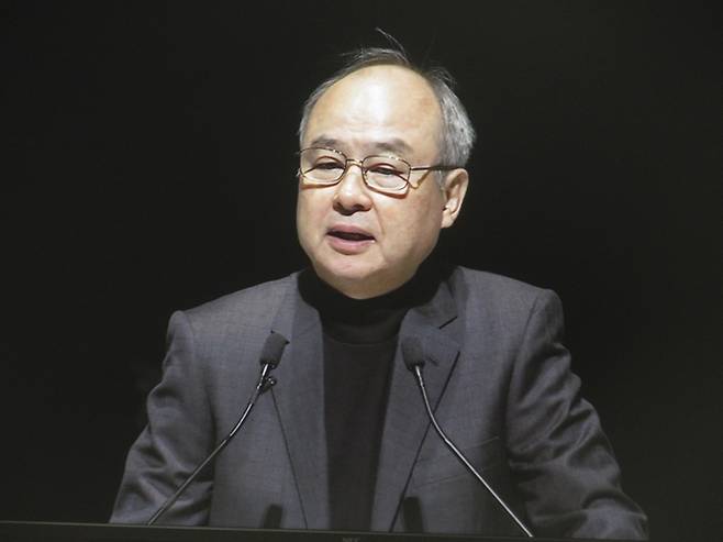 손정의(孫正義·일본명 손 마사요시) 일본 소프트뱅크그룹 회장이 21일 도쿄에서 열린 주주총회에서 발언하고 있다. [사진=연합뉴스]