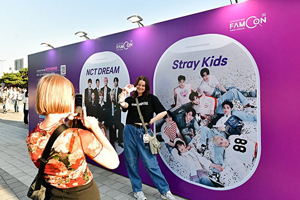 Foreign visitors take photos at the Lotte Duty Free Family Concert in Seoul on June 16. [Photo provided by Lotte Duty Free]