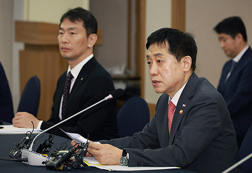 Kim Joo-hyun, chairman of the Financial Services Commission, makes a statement at the meeting held at the Korea Press Center in Seoul, on June 22. [Photo provided by FSC]